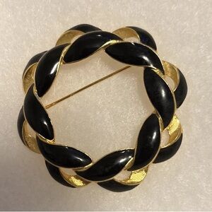 Elegant Black and Gold crown vintage Trifari broch